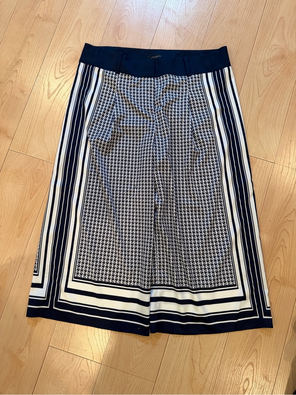 Ann Taylor Navy and White Midi Cocktail Pant with Geometric Border